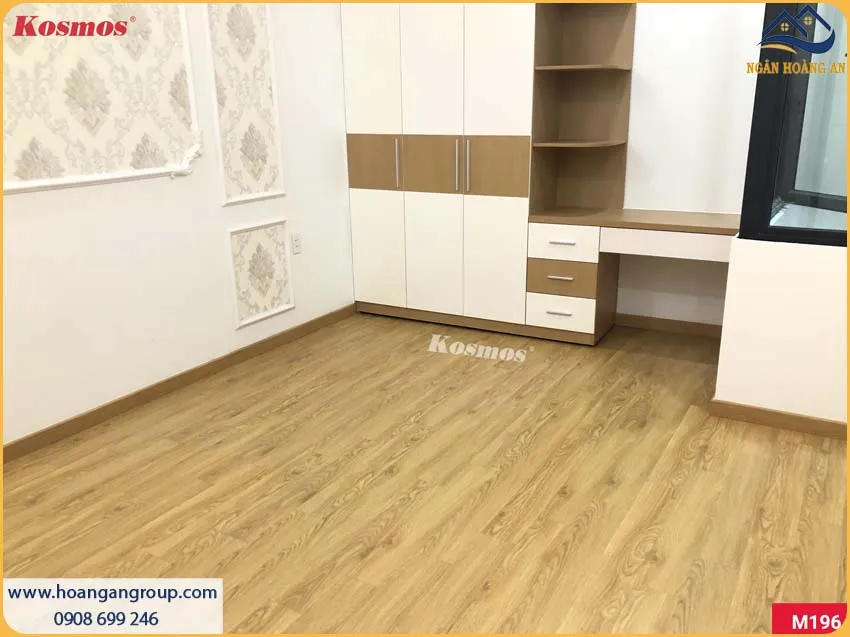 Phòng Ngủ Tông Gỗ Tự Nhiên Với Sàn Nhựa Hèm Khóa Kosmos M196